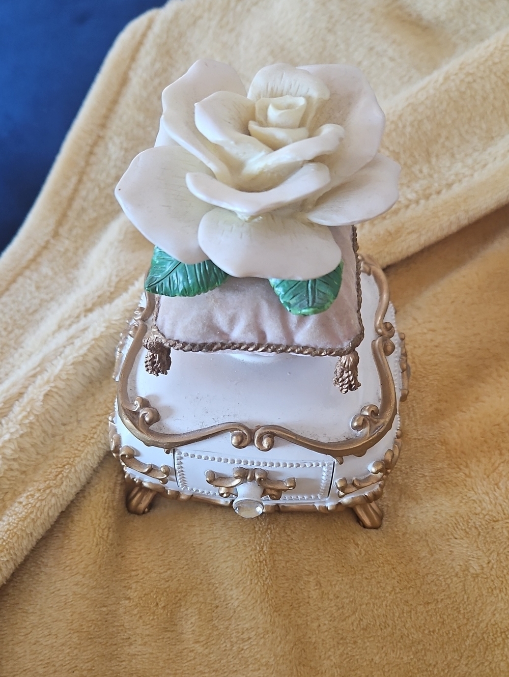 VTG Music Box Rose Ring Drawer Plays "Endless Love"